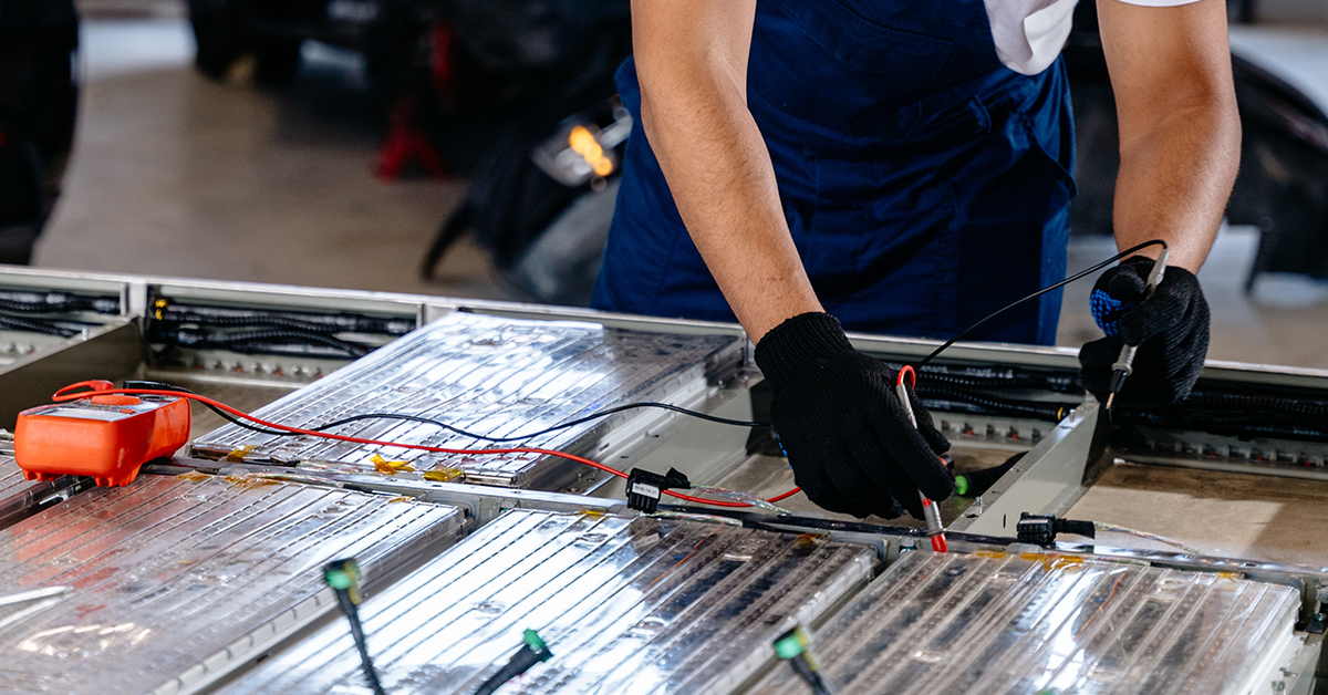 werken aan batterijpakket van een elektrische auto